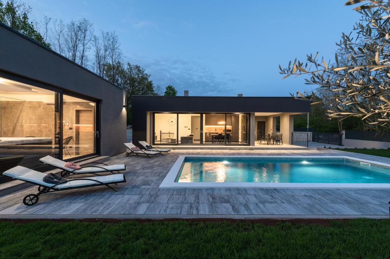 Green Luxury II With Heated Pool, Jacuzzi & Sauna Ruzici  Extérieur photo
